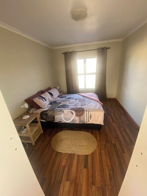 3 bedrooms, iron/ironing board, WiFi, bed sheets - Cozy Muizenberg Holiday Home (near Surfers Corner Beach) (Cape Town)