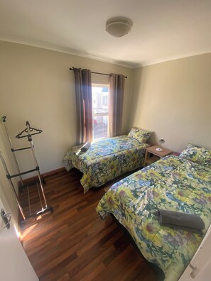 3 bedrooms, iron/ironing board, WiFi, bed sheets - Cozy Muizenberg Holiday Home (near Surfers Corner Beach) (Cape Town)