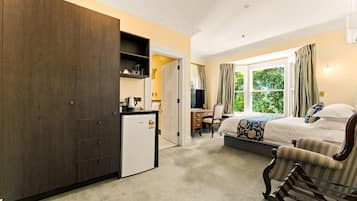 Minibar, caja de seguridad en la habitación y decoración personalizada