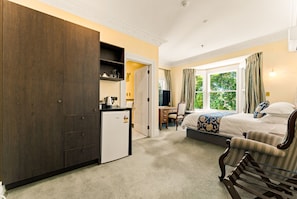 Standard Single Room | Minibar, in-room safe, individually decorated, individually furnished