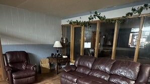 Basic Room | Living area - J-E Hotel & Suites (St Cloud)