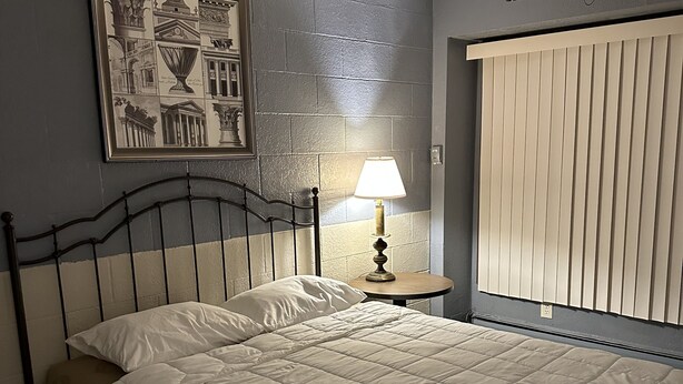 1 bedroom, bed sheets - J-E Hotel & Suites (St Cloud)