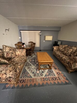 1 bedroom, bed sheets - J-E Hotel & Suites (St Cloud)