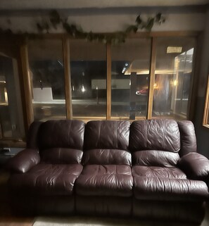 Basic Room | Living area - J-E Hotel & Suites (St Cloud)