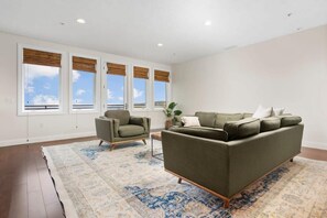 Télévision, cheminée, espaces bureaux