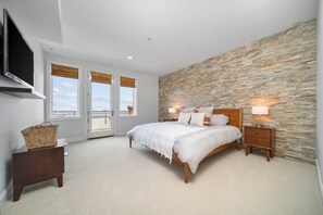3 bedrooms, desk, iron/ironing board, WiFi - West Bay Overlook in Downtown TC (Traverse City)