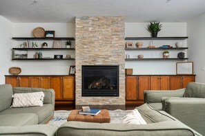 TV, peis og kontorer