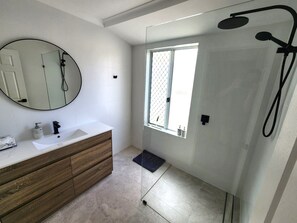 Dusche, Handtücher, Seife, Shampoo