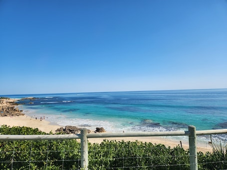 ビーチ. Sunny Scarborough Stay-Freshly Renovated!