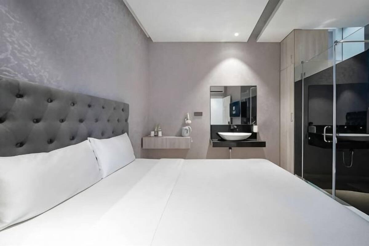 Minibar, coffres-forts dans les chambres, rideaux occultants