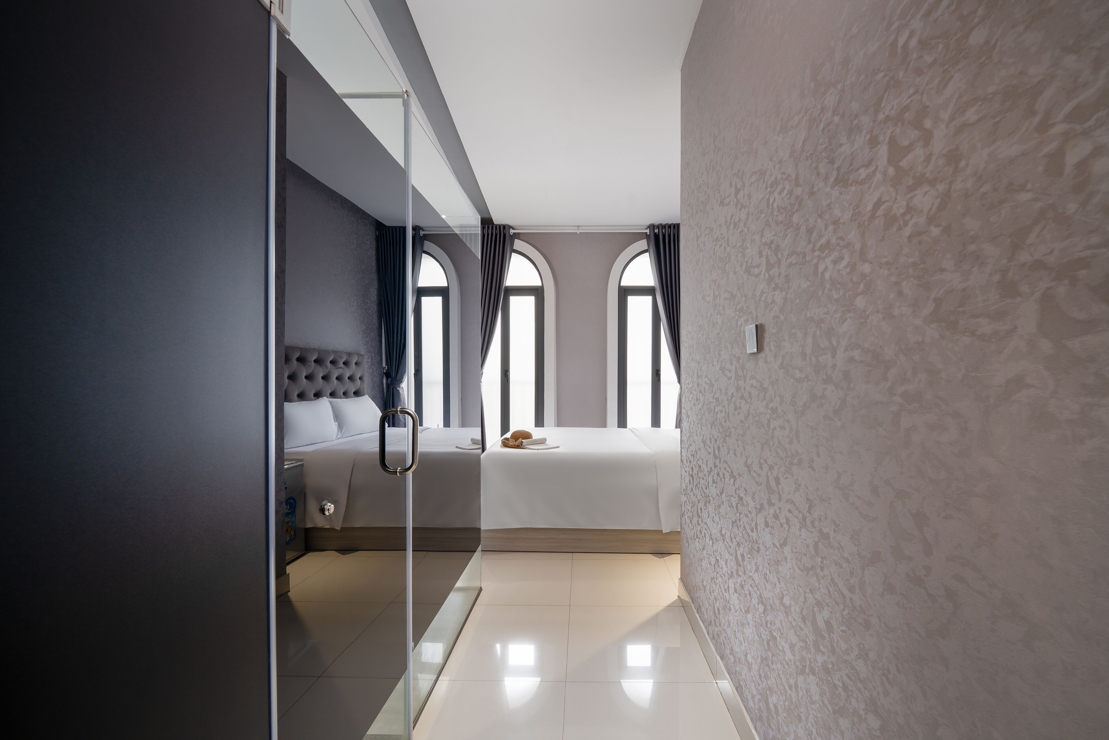 Quarto casal luxo, sacada | Frigobar, cofres nos quartos, cortinas blackout, quartos à prova de som