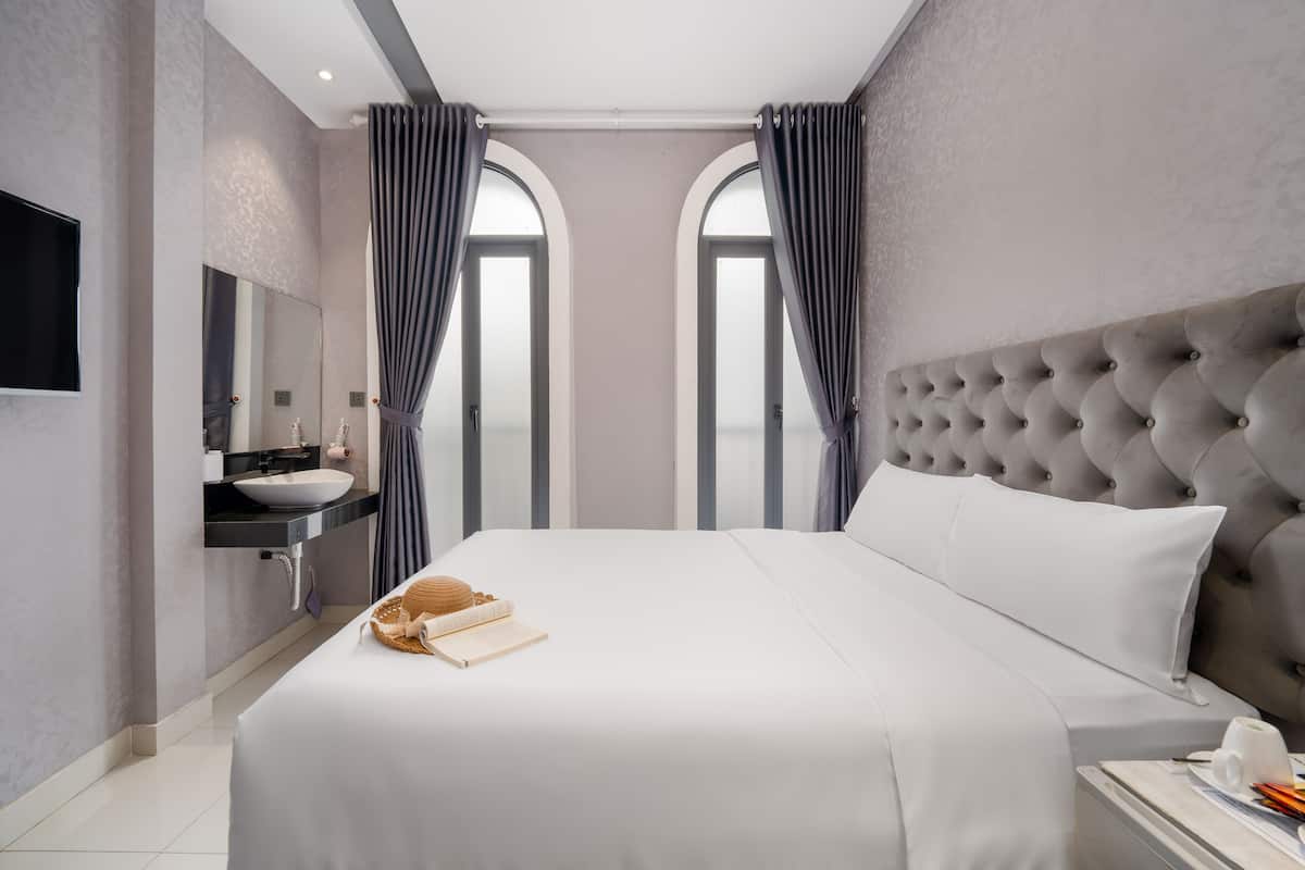 Deluxe tweepersoonskamer, balkon | Een minibar, een kluis op de kamer, verduisterende gordijnen
