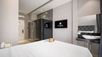 Deluxe Double Room, Balcony | Minibar, in-room safe, blackout drapes, soundproofing