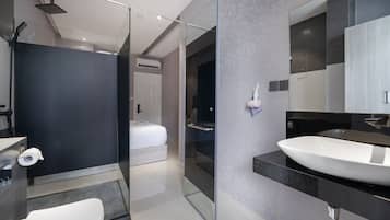 Chambre Double Deluxe, balcon | Minibar, coffres-forts dans les chambres, rideaux occultants