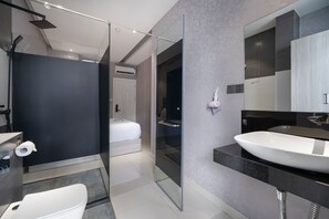 Minibar, in-room safe, blackout curtains, soundproofing - Mari Queen Hotel - Bui Thi Xuan (Ho Chi Minh City)