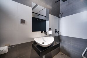 Quarto casal luxo | Banheiro | Chuveiro, produtos de toalete grátis, secador de cabelo, chinelos