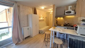A compact kitchen with a dining area, a microwave, and a sink. - Cozy studio 3 ppl, pets ok, parking - Les Deux Alpes (Les Deux Alpes)