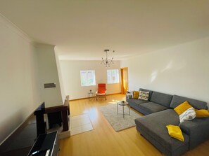 Fernseher, Kamin, Tischtennisplatte