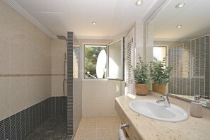 Een douche, een haardroger, handdoeken