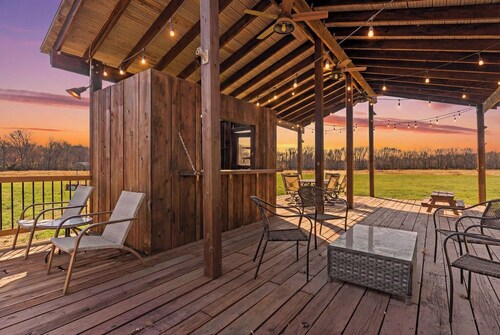 Creekside Lodge - Acreage + Fire Pit + Pond +Sleeps 14