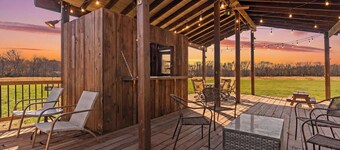 Creekside Lodge - Acreage + Fire Pit + Pond +Sleeps 14