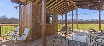 Creekside Lodge - Acreage + Fire Pit + Pond +Sleeps 14