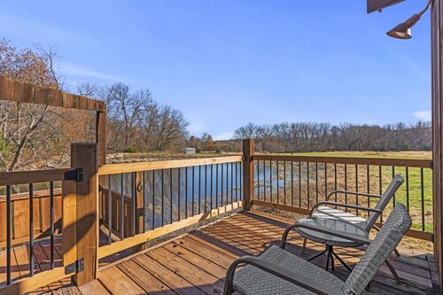 Creekside Lodge - Acreage + Fire Pit + Pond +Sleeps 14