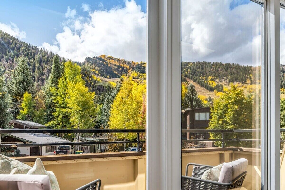 3 BR Aspen Townhouse, Steps to Gondola!