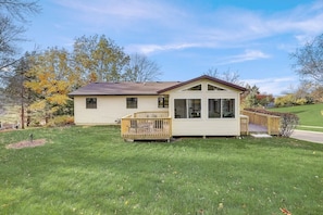 A single-story house with a front porch and a small deck. - Draper Vacation Home - Families & Friends Welcome (Baraboo)