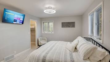 4 bedrooms, iron/ironing board, free WiFi, bed sheets