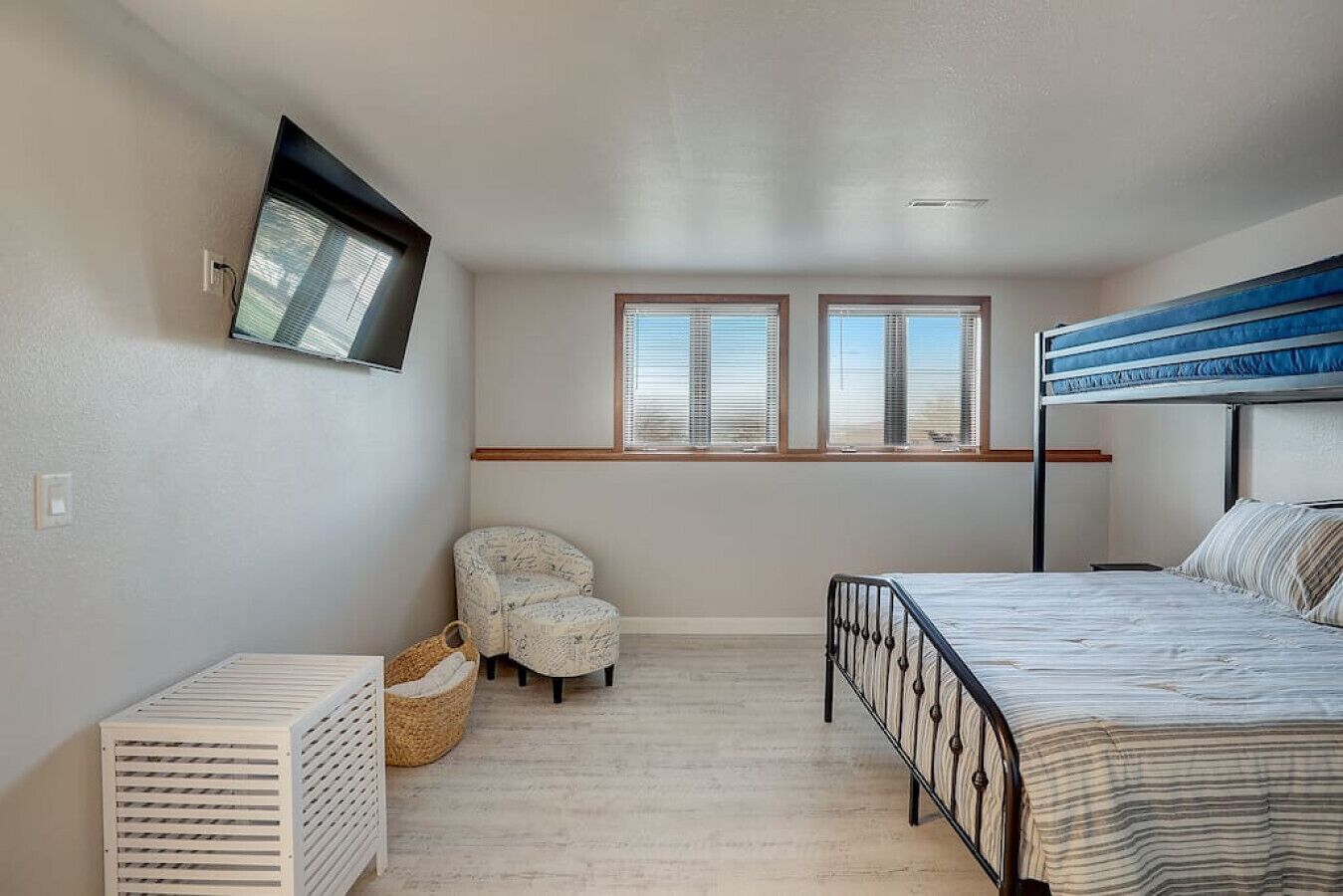 4 bedrooms, iron/ironing board, WiFi (free), bed sheets