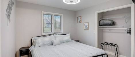 4 bedrooms, iron/ironing board, WiFi (free), bed sheets