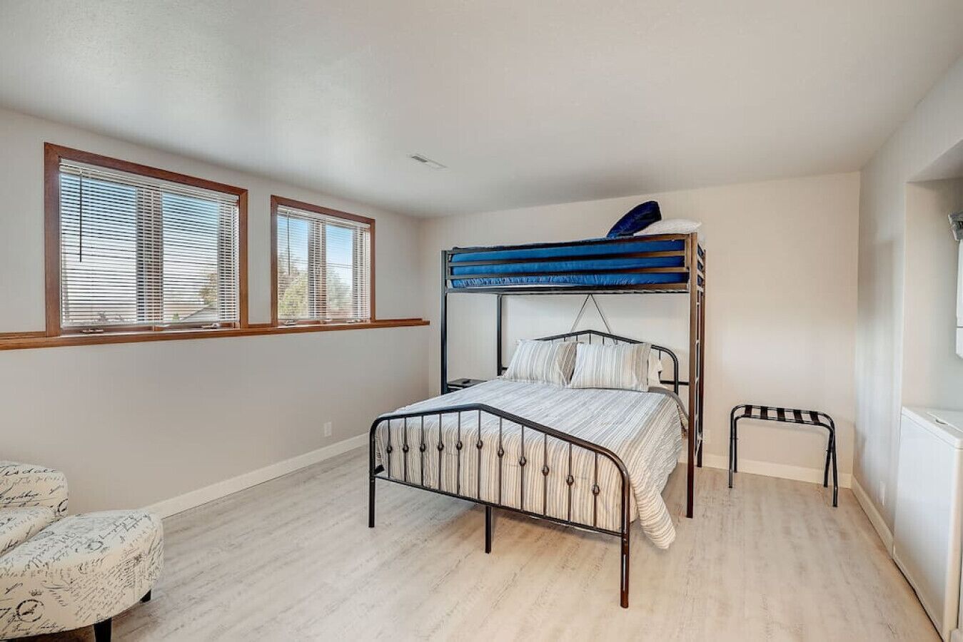 4 habitaciones, tabla de planchar con plancha y wifi gratis 