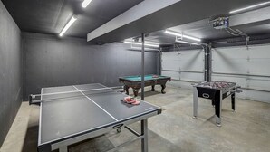 A room with a ping pong table, a pool table, and a foosball table. - Draper Vacation Home - Families & Friends Welcome (Baraboo)