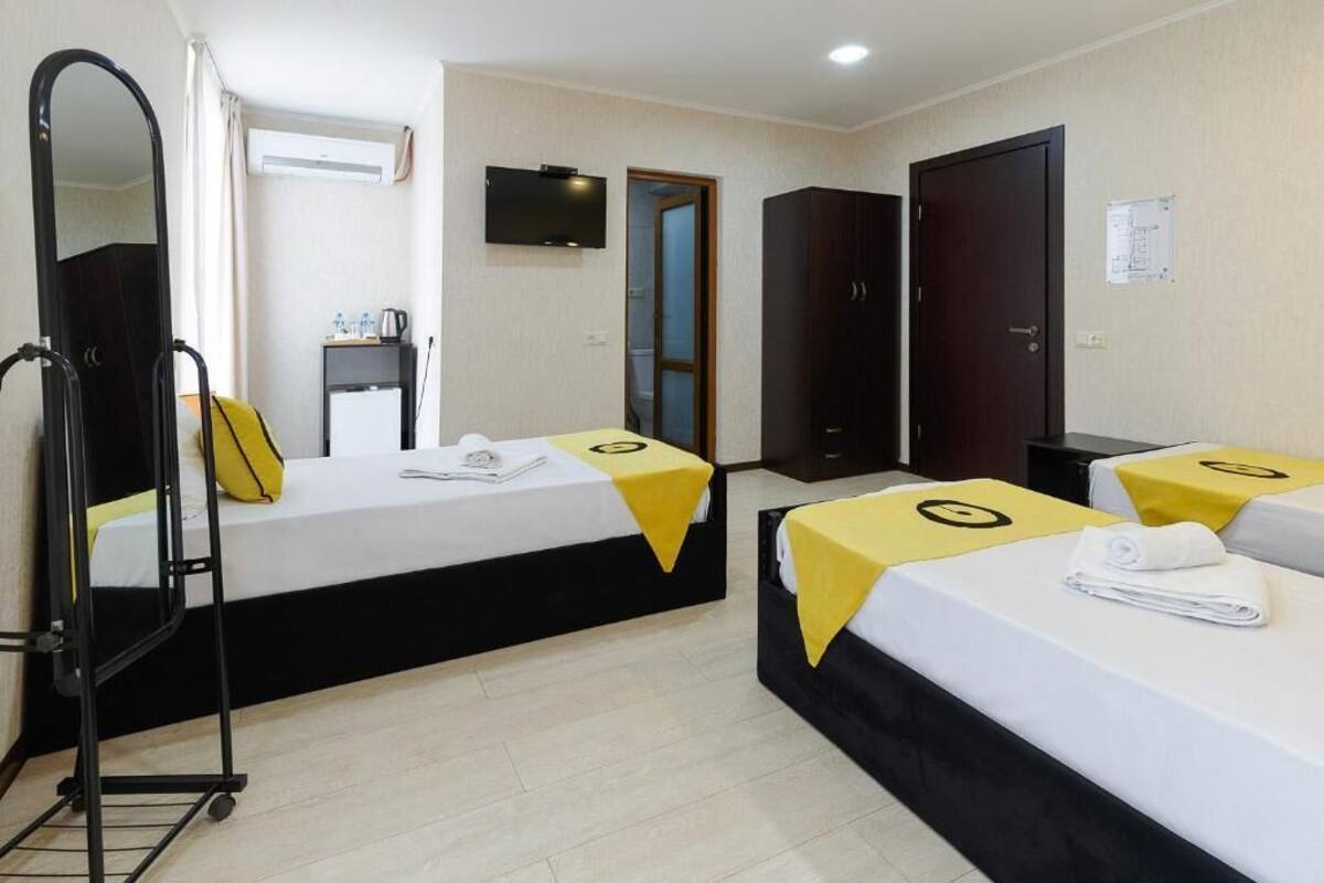 Basic Triple Room | Soundproofing, WiFi (free)