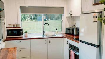 Een koelkast, een microgolfoven, een oven, een kookplaat