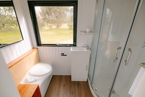 Shower, hair dryer, towels - Harrington's on the Terrace - Luxmore by Tiny Away (Te Anau)