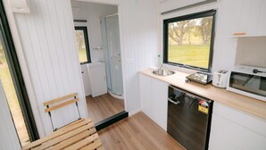Eine kleine Küche mit Spüle, Toaster und Kühlschrank.