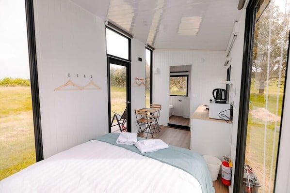 1 bedroom, bed sheets