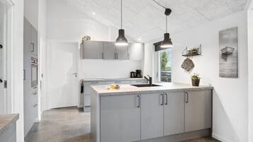 Kühlschrank, Mikrowelle, Ofen, Geschirrspüler