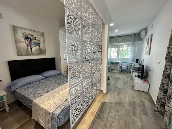 Een strijkplank/strijkijzer, gratis wifi, beddengoed