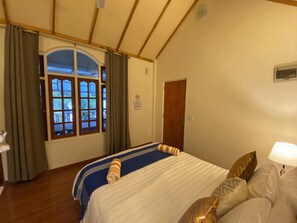 Superior Double Room | 1 bedroom, in-room safe, desk, iron/ironing board