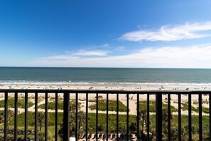 On the beach - Seaside Splendor: 6th Floor Palms Queen Suite (Myrtle Beach)