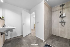 Shower, towels - Winningmay II - Schleiblick, Duschbad, TV, 1. Obergeschoss, 2 Pkw-stellplätze (Schaalby)