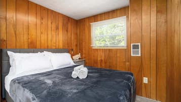 4 bedrooms, desk, iron/ironing board, WiFi