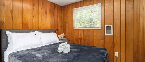 4 habitaciones, escritorio, tabla de planchar con plancha y wifi