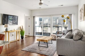 TV, offices - Stunning 1 Bedroom Luxury unit with a Pool (Columbus)