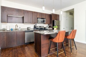 Fridge, microwave, stovetop, dishwasher - Stunning 1 Bedroom Luxury unit with a Pool (Columbus)