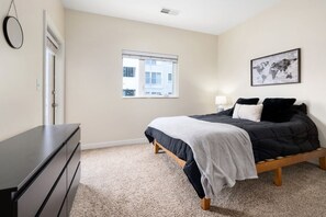 2 bedrooms, iron/ironing board, WiFi, bed sheets - Gorgeous 2 Bed 2 Bath Apartment (Columbus)