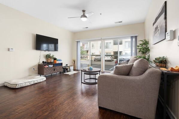 TV - Gorgeous 2 Bed 2 Bath Apartment (Columbus)